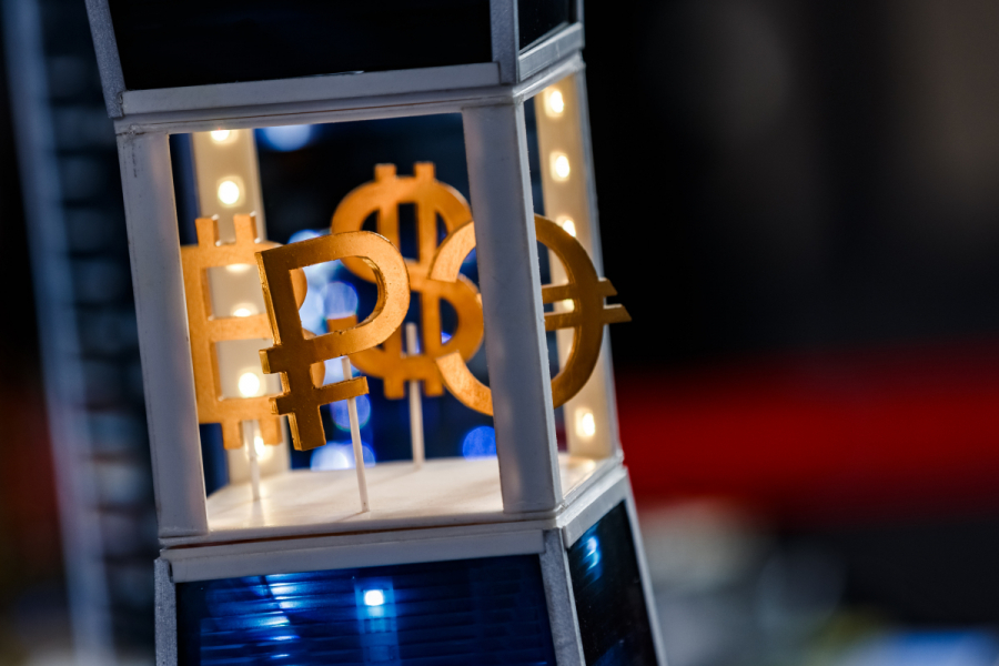 Внебиржевой курс евро поднялся выше 94 рублей впервые с&nbsp;января